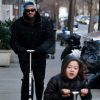 Hugh Jackman et sa fille Ava vont à l'école en patinette, le 10 janvier 2012 à New York