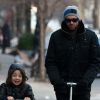 Hugh Jackman et sa fille Ava vont à l'école en patinette, le 10 janvier 2012 à New York