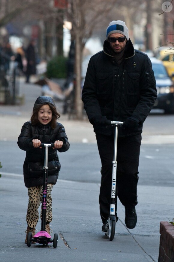 Hugh Jackman et sa fille Ava vont à l'école en patinette, le 10 janvier 2012 à New York