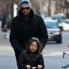 Hugh Jackman et sa fille Ava vont à l'école en patinette, le 10 janvier 2012 à New York