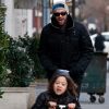 Hugh Jackman en patinette avec sa fille Ava, en direction de l'école le 10 janvier 2012 à New York