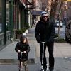 Hugh Jackman accompagne sa fille Ava à l'école en patinette le 10 janvier 2012 à New York