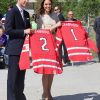 Parmi le butin rapporté du Canada par William et Kate, deux maillots de hockey, qu'ils ont bien mérités le 5 juillet 2011.
La liste des cadeaux reçus en 2011 par le prince William et Kate Middleton lors de leurs visites officielles à l'étranger a été rendue publique le 10 janvier 2012.