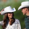 De leur tournée royale au Canada, William et Kate sont revenus les bras chargés de cadeaux, dont deux beaux chapeaux de cow-boy, reçus pour le 'Stampede' de Calgary.
La liste des cadeaux reçus en 2011 par le prince William et Kate  Middleton lors de leurs visites officielles à l'étranger a été rendue  publique le 10 janvier 2012.