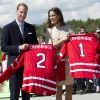 Parmi le butin rapporté du Canada par William et Kate, deux maillots de hockey, qu'ils ont bien mérités le 5 juillet 2011.
La liste des cadeaux reçus en 2011 par le prince William et Kate Middleton lors de leurs visites officielles à l'étranger a été rendue publique le 10 janvier 2012.