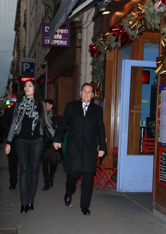 Eric Besson et Yasmine se rendent à l'Olympia pour l'enregistrement de La Fête de la chanson française, le 12 janvier 2011.