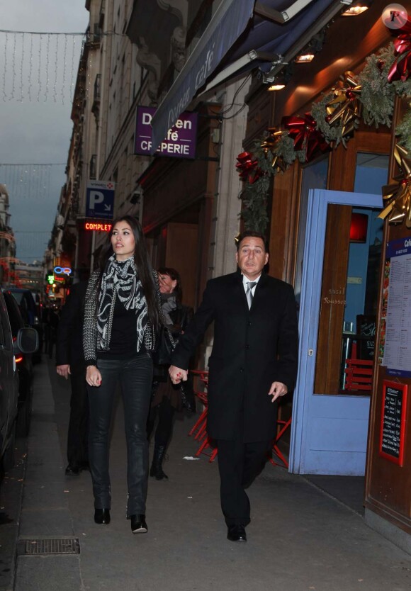 Eric Besson et Yasmine se rendent à l'Olympia pour l'enregistrement de La Fête de la chanson française, à Paris, le 12 janvier 2011.