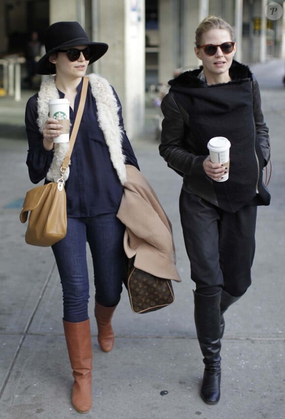 Ginnifer Goodwin et Jennifer Morrison arrivent à l'aéroport de Vancouver le 12 janvier 2012.