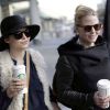 Ginnifer Goodwin et Jennifer Morrison arrivent à l'aéroport de Vancouver le 12 janvier 2012.