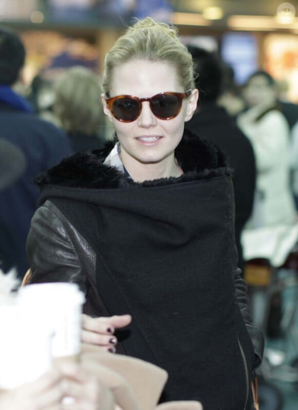 Jennifer Morrison arrive à l'aéroport de Vancouver le 12 janvier 2012.