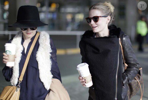 Ginnifer Goodwin et Jennifer Morrison arrivent à l'aéroport de Vancouver le 12 janvier 2012.