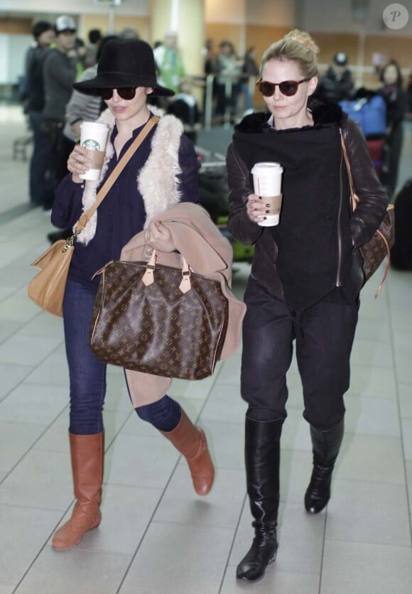 Ginnifer Goodwin et Jennifer Lawrence, le 12 janvier 2012, à l'aéroport de Vancouver.