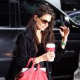 Katie Holmes sort de chez elle à New York un café à la main, le 13 janvier 2012
