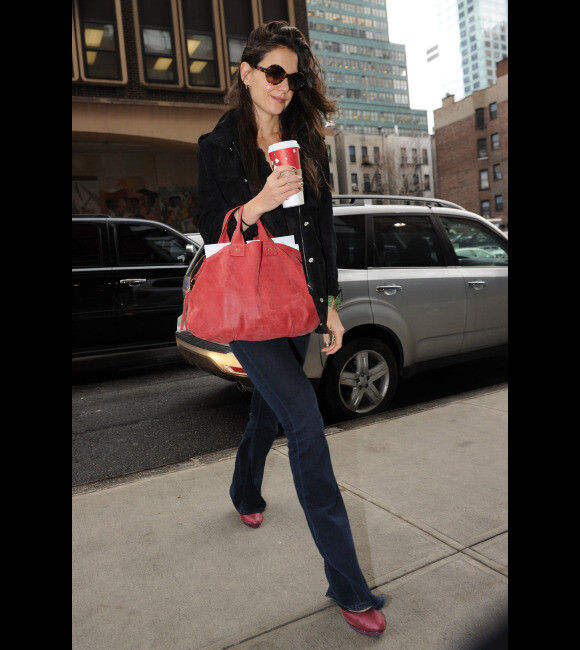 La belle Katie Holmes sort de chez elle à New York, le 13 janvier 2012