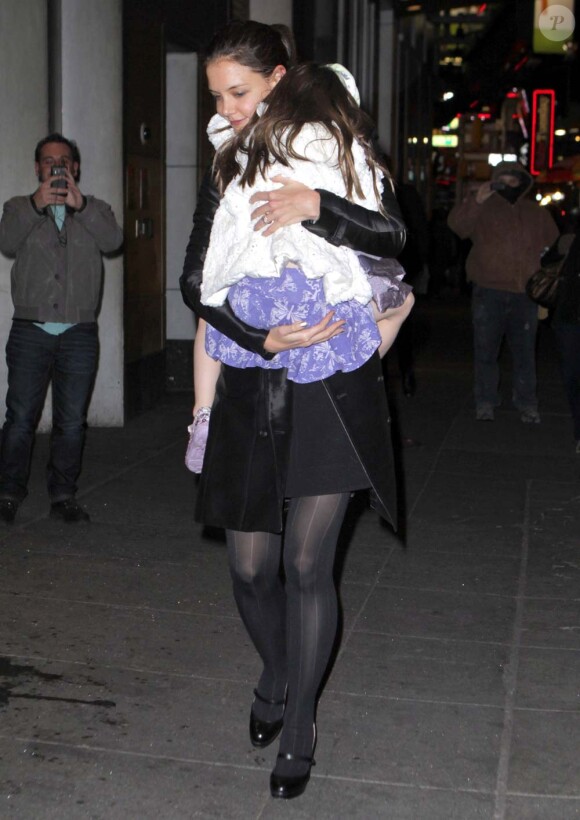 Katie Holmes et sa fille Suri Cruise après avoir vu le spectacle Marry Poppins, à New York, le vendredi 13 janvier 2012.