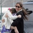 Katie Holmes obligée de porter sa fille ne semble pas s'en plaindre, à New York, le 13 janvier 2011. 