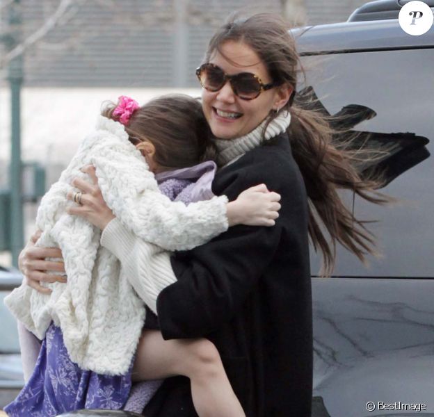 Katie Holmes obligée de porter sa fille ne semble pas s'en plaindre, à New York, le 13 janvier 2011.