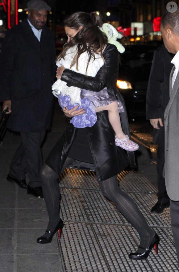Katie Holmes et sa fille Suri Cruise après avoir vu le spectacle Marry Poppins, à New York, le vendredi 13 janvier 2012.