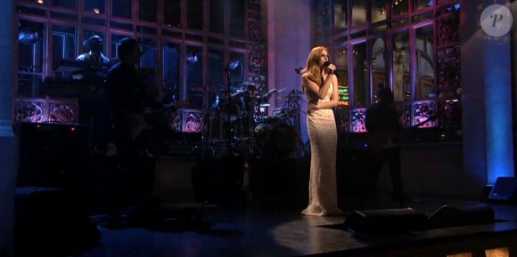 Lana Del Rey chante durant l'émission Saturday Night Live consacrée à Daniel Radcliffe, à New York, le 14 janvier 2011.