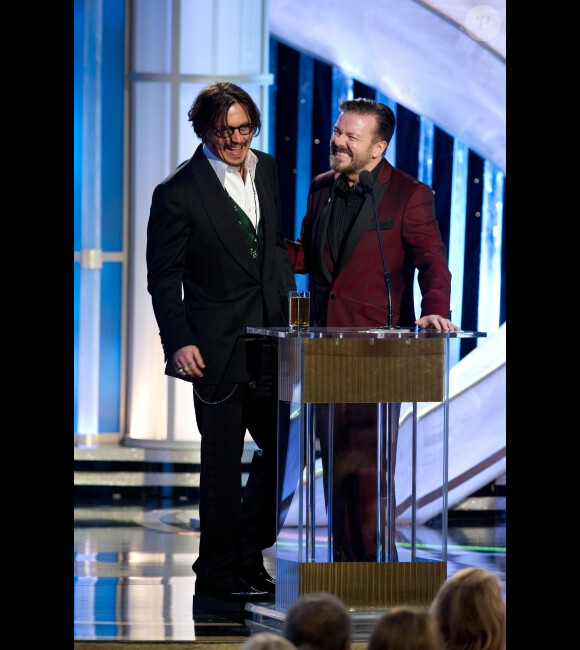 Johnny Depp et Ricky Gervais lors des Golden Globes à Beverly Hills le 15 janvier 2012