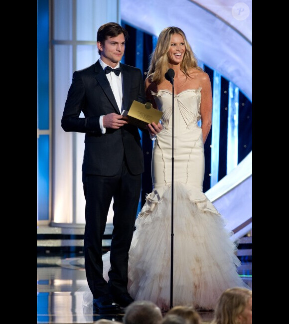 Ashton Kutcher et Elle Macpherson lors des Golden Globes à Beverly Hills le 15 janvier 2012