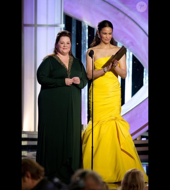 Melissa McCarthy et Paula Patton lors des Golden Globes à Beverly Hills le 15 janvier 2012