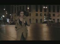 Jenifer, mystérieuse, court après L'Amour Fou dans un look très femme fatale !