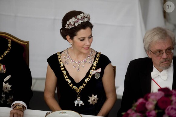 La princesse Mary a fait le choix du noir pour ses tenues du week-end de célébration de la reine.
La reine Margrethe II de Danemark était honorée dimanche 15 janvier 2012 par un dîner au palais Frederik VIII à Amalienborg, en point d'orgue des célébrations de son jubilé de rubis, marquant 40 ans de règne.