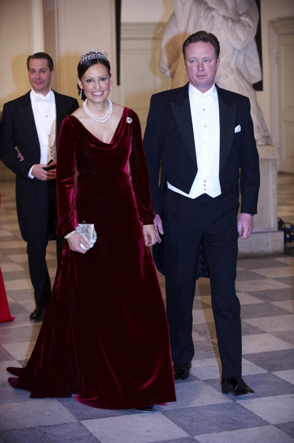 Le prince Gustav de Sayn-Wittgenstein-Berleburg et sa compagne Carina Axelsson.
La reine Margrethe II de Danemark était honorée dimanche 15 janvier 2012 par un dîner au palais Frederik VIII à Amalienborg, en point d'orgue des célébrations de son jubilé de rubis, marquant 40 ans de règne.