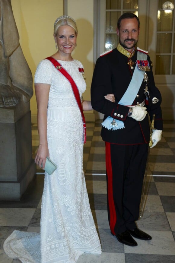 Le prince Haakon et la princesse Mette-Marit de Norvège étaient présents à Copenhague dimanche 15 janvier 2012 pour le jubilé de rubis de Margrethe II.
La reine Margrethe II de Danemark était honorée dimanche 15 janvier 2012 par un dîner au palais Frederik VIII à Amalienborg, en point d'orgue des célébrations de son jubilé de rubis, marquant 40 ans de règne.