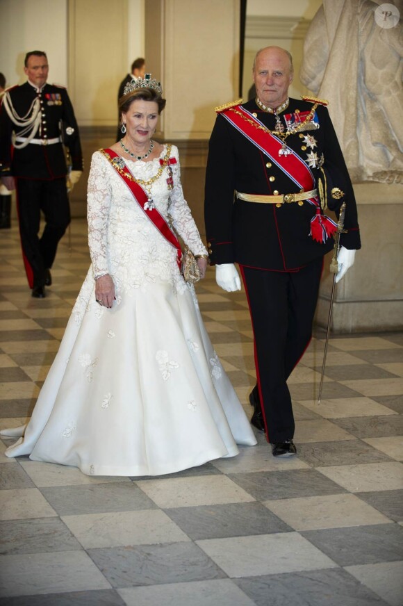 Le roi Harald et la reine Sonja de Norvège à leur arrivée au palais Frederik VIII le 15 janvier 2012.
La reine Margrethe II de Danemark était honorée dimanche 15 janvier 2012 par un dîner au palais Frederik VIII à Amalienborg, en point d'orgue des célébrations de son jubilé de rubis, marquant 40 ans de règne.