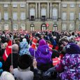 Grand moment des célébrations du jubilé de la reine Margrethe II de Danemark : l'apparition au balcon d'Amalienborg, le midi du dimanche 15 janvier 2012, acclamée par près de 10 000 Danois.