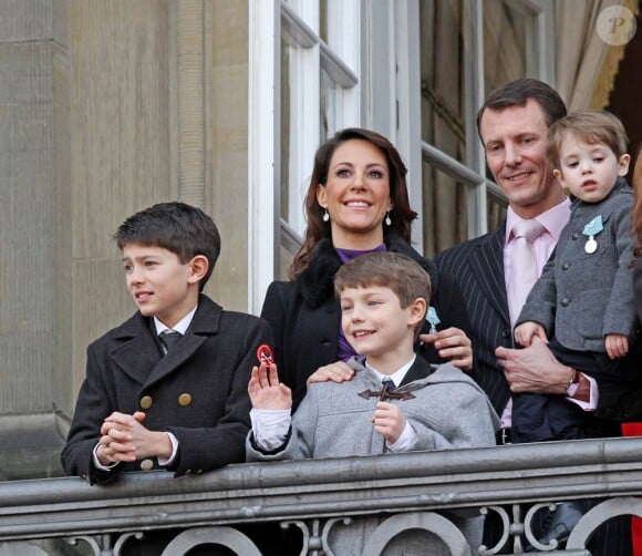 Le prince Joachim et la princesse Marie, bientôt au terme de sa grossesse, au balcon d'Amalienborg avec leur petit prince Henrik et les princes Nikolai et Felix.
Grand moment des célébrations du jubilé de la reine Margrethe II de Danemark : l'apparition au balcon d'Amalienborg, le midi du dimanche 15 janvier 2012, acclamée par près de 10 000 Danois.