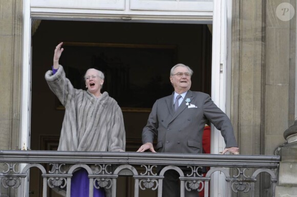 La reine Margrethe et le prince consort Henrik au balcon d'Amalienborg. Grand moment des célébrations du jubilé de la reine Margrethe II de Danemark : l'apparition au balcon d'Amalienborg, le midi du dimanche 15 janvier 2012, acclamée par près de 10 000 Danois.