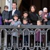 L'avenir de la monarchie danoise au balcon d'Amalienborg : le prince Joachim et la princesse Marie enceinte avec leurs petits Henrik, Felix et Nikolai, et le prince Frederik et la princesse Mary avec leur quatre enfants, Christian, Isabella et les jumeaux de un an Vincent et Josephine. Du monde au balcon.
Grand moment des célébrations du jubilé de la reine Margrethe II de Danemark : l'apparition au balcon d'Amalienborg, le midi du dimanche 15 janvier 2012, acclamée par près de 10 000 Danois.