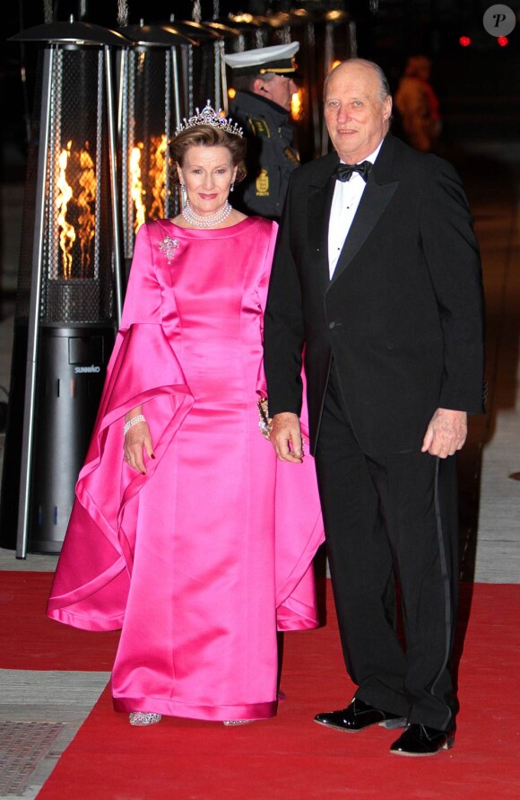 La reine Sonja et le roi Harald de Norvège. Dîner de gala à la salle de concert de Copenhague dans le cadre du jubilé des 40 ans de règne de la reine Margrethe II, samedi 14 janvier 2012. 1500 convives de marque étaient invités.