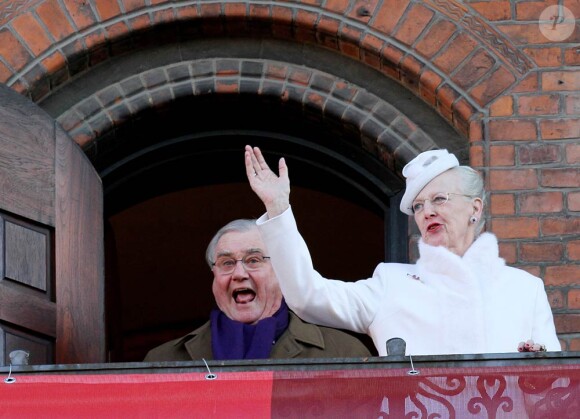 La reine Margrethe et le prince Henrik au balcon de l'Hôtel de Ville de Copenhague le 14 janvier 2012, jour du jubilé de rubis de la reine.