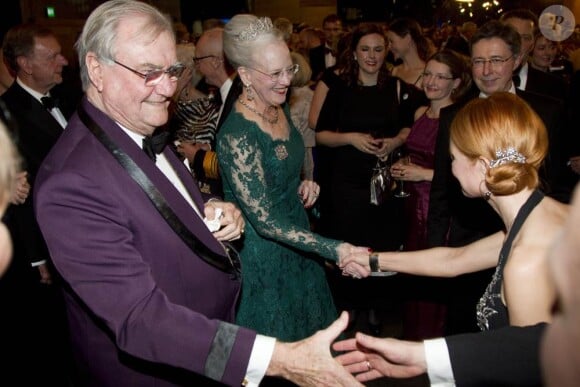 Adepte du bleu, la reine s'est mise au vert pour le grand soir de son jubilé.
Dîner de gala à la salle de concert de Copenhague dans le cadre du jubilé des 40 ans de règne de la reine Margrethe II, samedi 14 janvier 2012. 1500 convives de marque étaient invités.