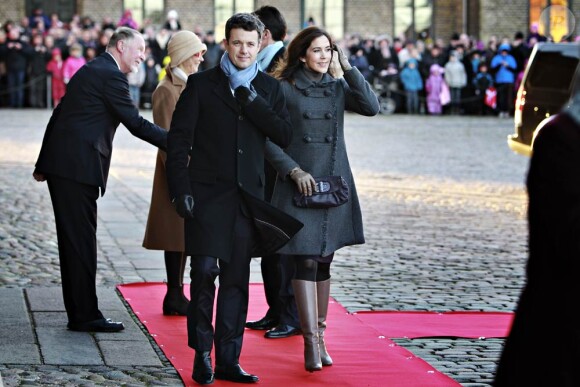 La reine Margrethe II de Danemark, accompagnée de ses doeux soeurs Benedikte et Anne-Marie, de son époux le prince Henrik, de ses fils les princes Frederik et Joachim, de sa belle-fille la princesse Mary, est allée se recueillir sur la tombe de ses parents le roi frederik IX et la reine Ingrid à Roskilde, au matin du 14 janvier 2012, jour du jubilé de ses 40 ans de règne.