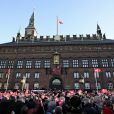 La reine Margrethe II de Danemark a reçu l'ovation, samedi 14 janvier 2012, jour du jubilé de ses 40 ans de règne, de près de 10 000 Danois massés dans les rues de Copenhague pour la voir passer en carrosse doré jusqu'à l'Hôtel de Ville, où, après une réception en son honneur, elle est apparue au balcon avec son époux le prince consort Henrik.