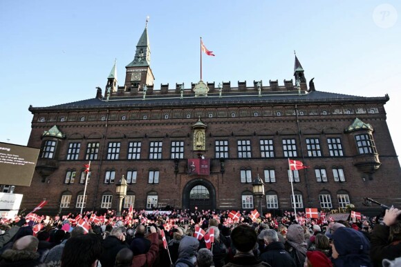 La reine Margrethe II de Danemark a reçu l'ovation, samedi 14 janvier 2012, jour du jubilé de ses 40 ans de règne, de près de 10 000 Danois massés dans les rues de Copenhague pour la voir passer en carrosse doré jusqu'à l'Hôtel de Ville, où, après une réception en son honneur, elle est apparue au balcon avec son époux le prince consort Henrik.