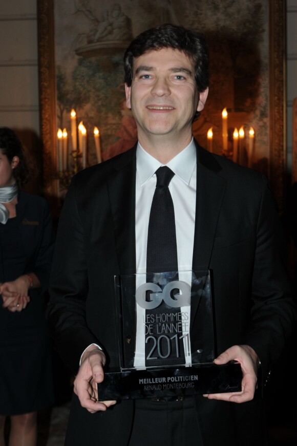 Arnaud Montebourg reçoit son trophée d'homme politique de l'année 2011 lors de la soirée GQ des hommes de l'année 2011 au Ritz à Paris sous les yeux de sa compagne Audrey Pulvar