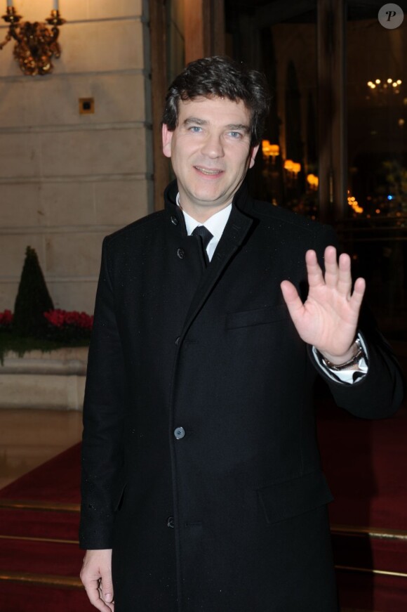 Arnaud Montebourg reçoit son trophée d'homme politique de l'année 2011 lors de la soirée GQ des hommes de l'année 2011 au Ritz à Paris sous les yeux de sa compagne Audrey Pulvar