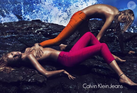 Lara Stone dans la campagne printemps-été Calvin Klein