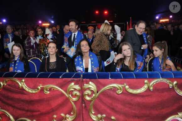 La princesse Caroline de Hanovre, fille de la princesse Alexandra de Hanovre, Pauline Ducruet et sa mère la princesse Stéphanie de Monaco ainsi que son autre fille Camille Gottlieb, Candice Patou et Robert Hossein lors du 36e Festival International du cirque de Monte-Carlo à Monaco le 21 janvier 2012