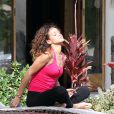 Rihanna s'offre un moment de détente et fume une cigarette roulée des plus suspicieuses durant ses vacances à Hawaï le 15 janvier 2012