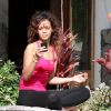 Rihanna s'offre un moment de détente et fume une cigarette roulée des plus suspicieuses durant ses vacances à Hawaï le 15 janvier 2012