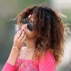Rihanna, superbe sur la plage, fume une cigarette roulée des plus étranges durant ses quelques jours de vacances à Hawaï le 16 janvier 2012