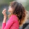 Rihanna, superbe sur la plage, fume une cigarette roulée des plus étranges durant ses quelques jours de vacances à Hawaï le 16 janvier 2012
