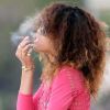 Rihanna et le mystère de la cigarette roulée des plus étranges : Serait-elle devenue accro durant ses quelques jours de vacances à Hawaï le 16 janvier 2012 ?